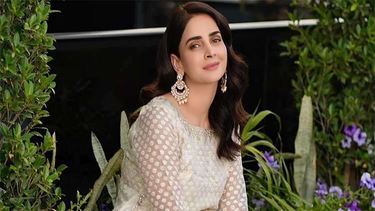 Good on set: Saba Qamar boasts getting bouquet from director