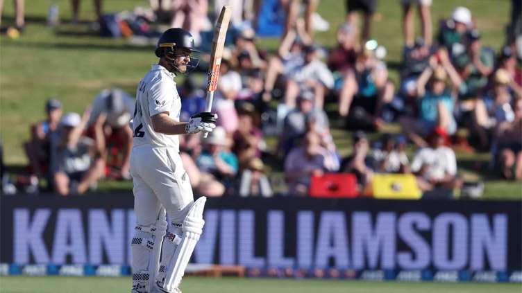 New Zealand take charge as England wilt in Hamilton heat