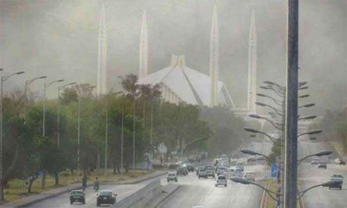 Fog continues to disrupt traffic on motorways in Punjab