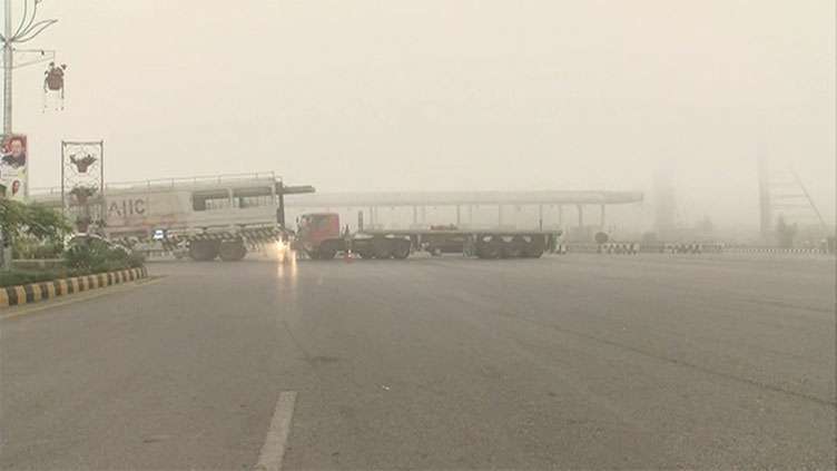 Fog descends on country, Motorways closed at various places