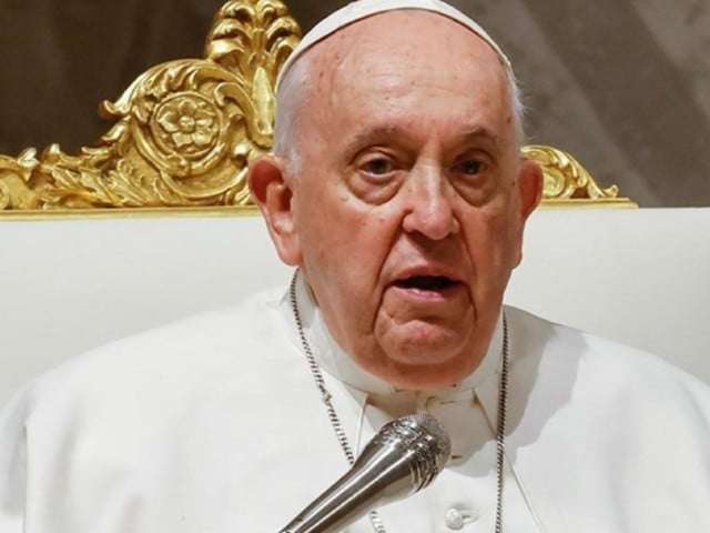 Pope urges global peace, silent arms