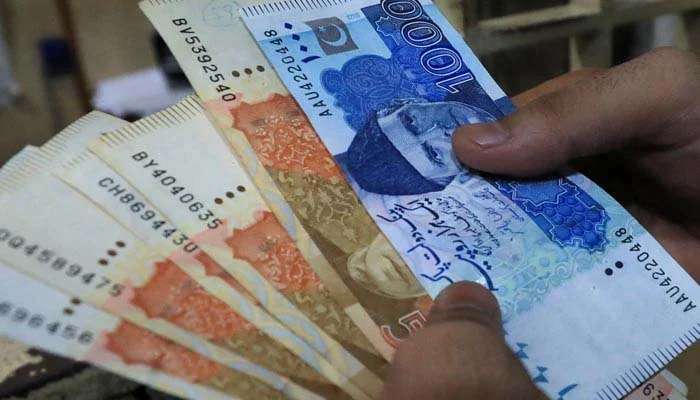 Salaried class pays nearly Rs200b in taxes