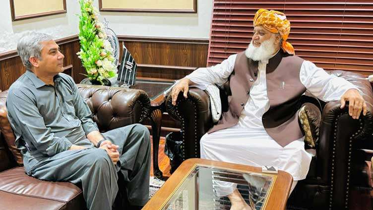 Mohsin Naqvi briefs Maulana Fazl on peace efforts in Kurram