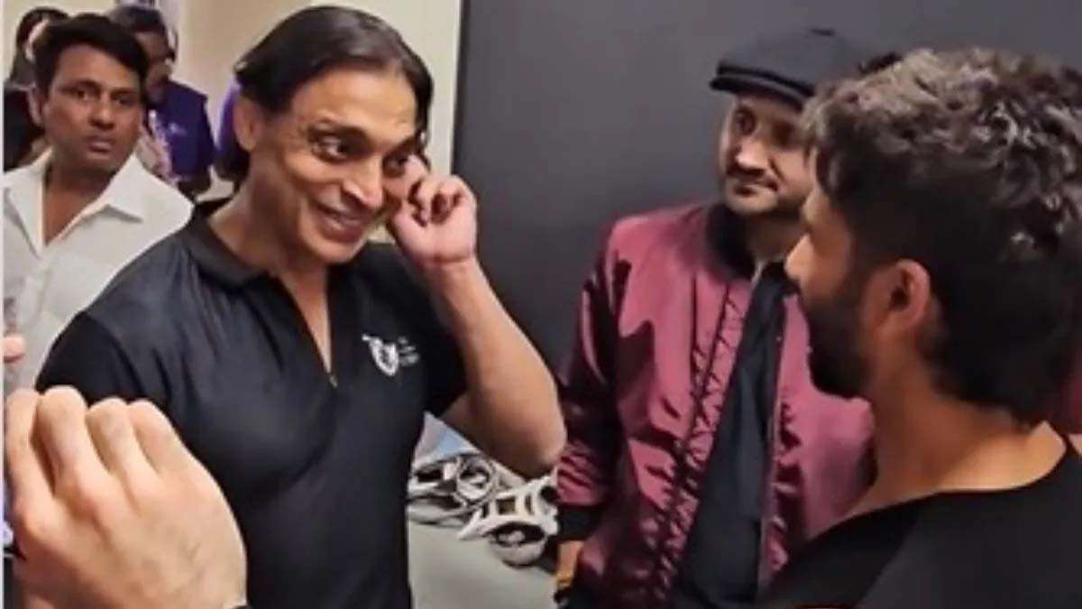 A hearty meet & greet between Shoaib Akhtar and Shahid Kapoor at ILT20 opening ceremony