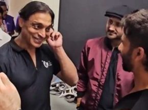 A hearty meet & greet between Shoaib Akhtar and Shahid Kapoor at ILT20 opening ceremony